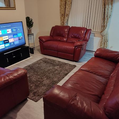 Cheerful 2-Bedroom Home With Off Street Parking ブラックプール エクステリア 写真
