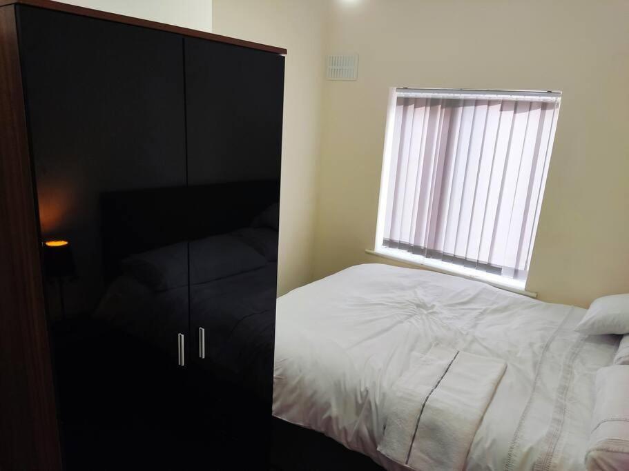 Cheerful 2-Bedroom Home With Off Street Parking ブラックプール エクステリア 写真