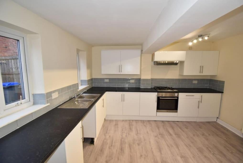 Cheerful 2-Bedroom Home With Off Street Parking ブラックプール エクステリア 写真