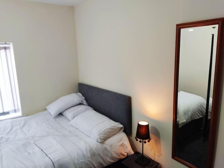 Cheerful 2-Bedroom Home With Off Street Parking ブラックプール エクステリア 写真