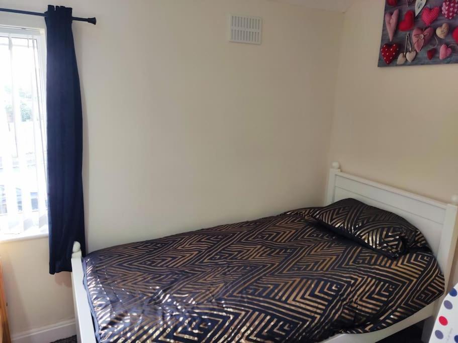 Cheerful 2-Bedroom Home With Off Street Parking ブラックプール エクステリア 写真