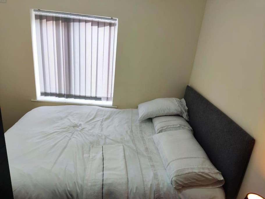 Cheerful 2-Bedroom Home With Off Street Parking ブラックプール エクステリア 写真
