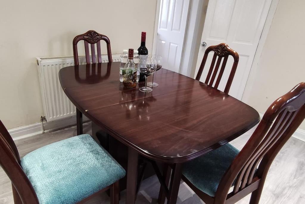 Cheerful 2-Bedroom Home With Off Street Parking ブラックプール エクステリア 写真