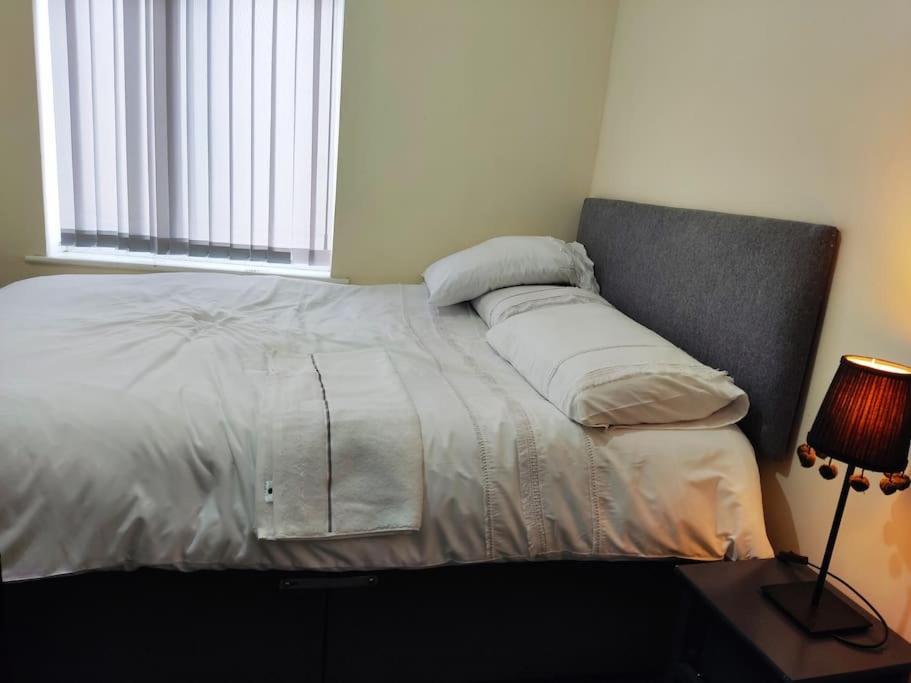 Cheerful 2-Bedroom Home With Off Street Parking ブラックプール エクステリア 写真