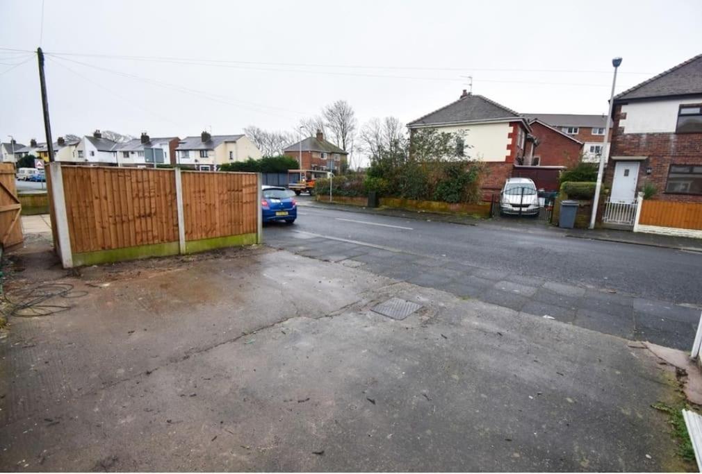 Cheerful 2-Bedroom Home With Off Street Parking ブラックプール エクステリア 写真
