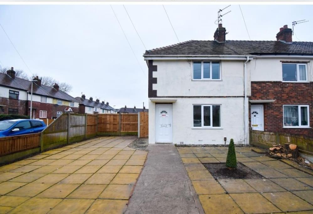 Cheerful 2-Bedroom Home With Off Street Parking ブラックプール エクステリア 写真