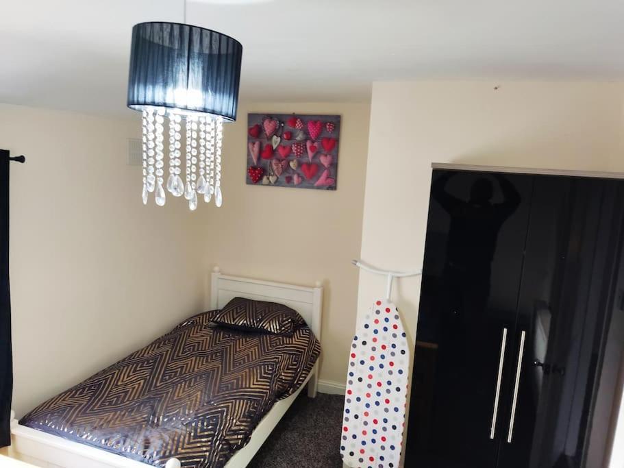 Cheerful 2-Bedroom Home With Off Street Parking ブラックプール エクステリア 写真