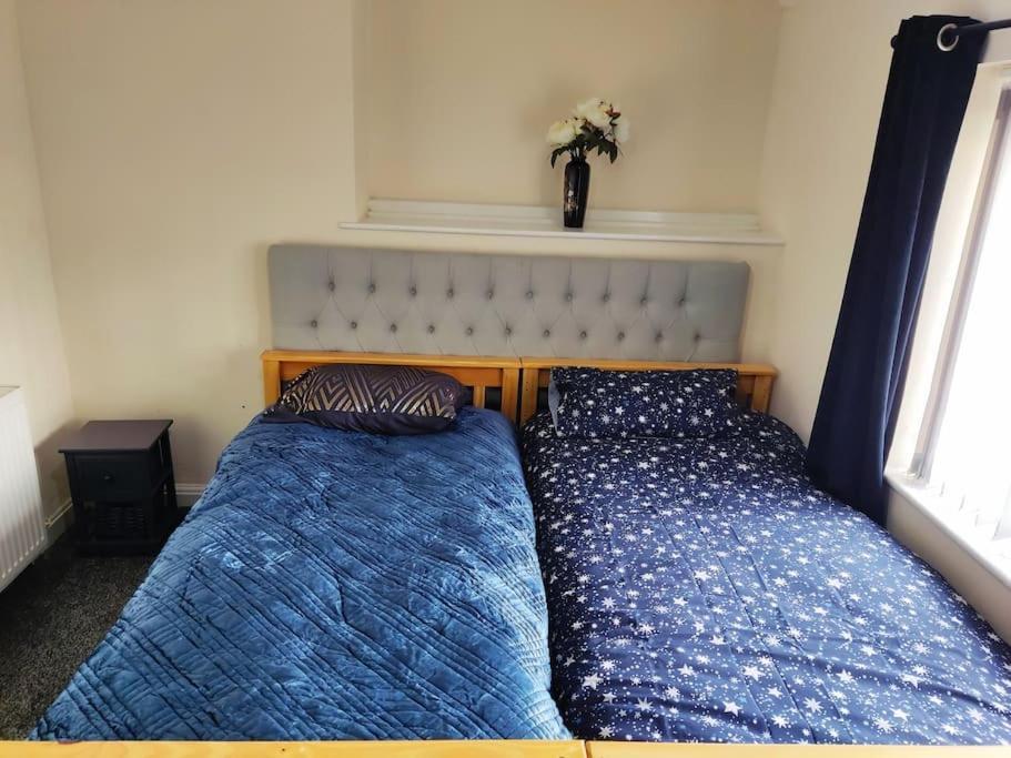 Cheerful 2-Bedroom Home With Off Street Parking ブラックプール エクステリア 写真