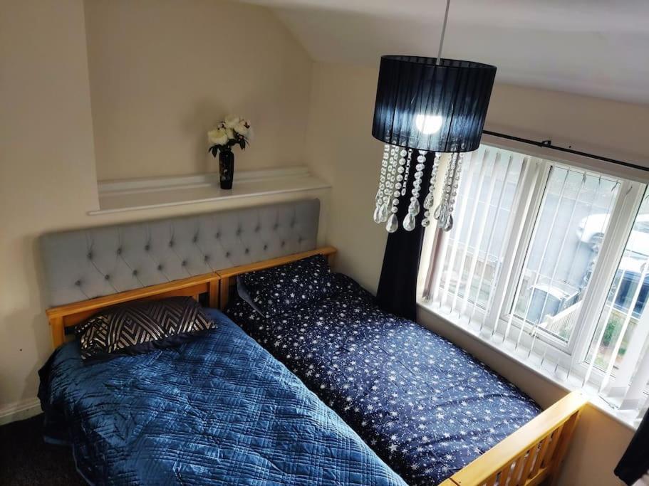 Cheerful 2-Bedroom Home With Off Street Parking ブラックプール エクステリア 写真