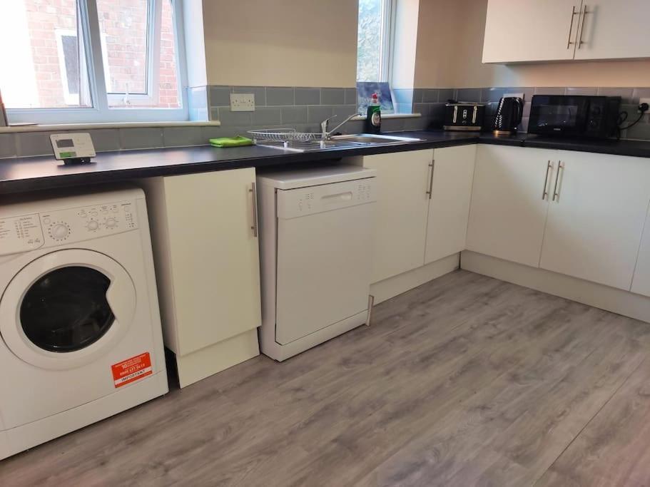 Cheerful 2-Bedroom Home With Off Street Parking ブラックプール エクステリア 写真