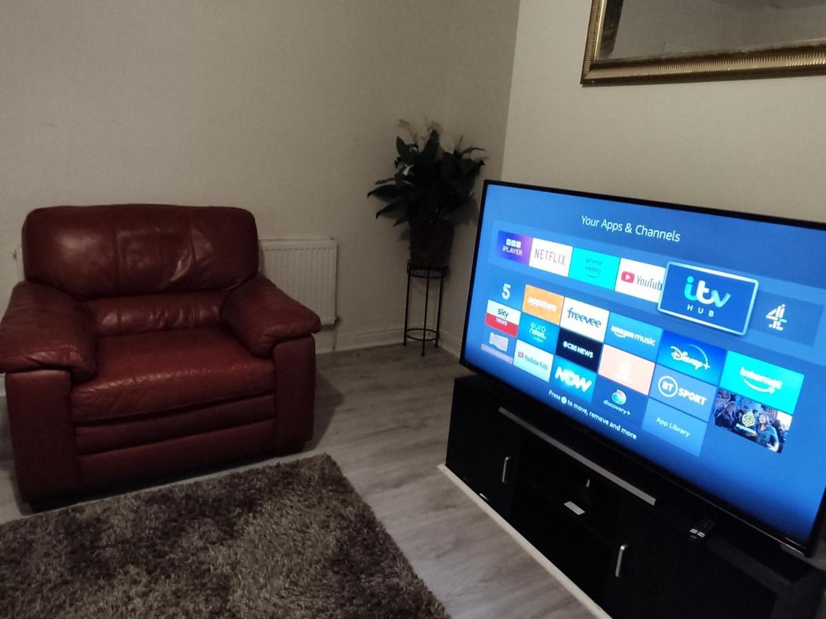 Cheerful 2-Bedroom Home With Off Street Parking ブラックプール エクステリア 写真