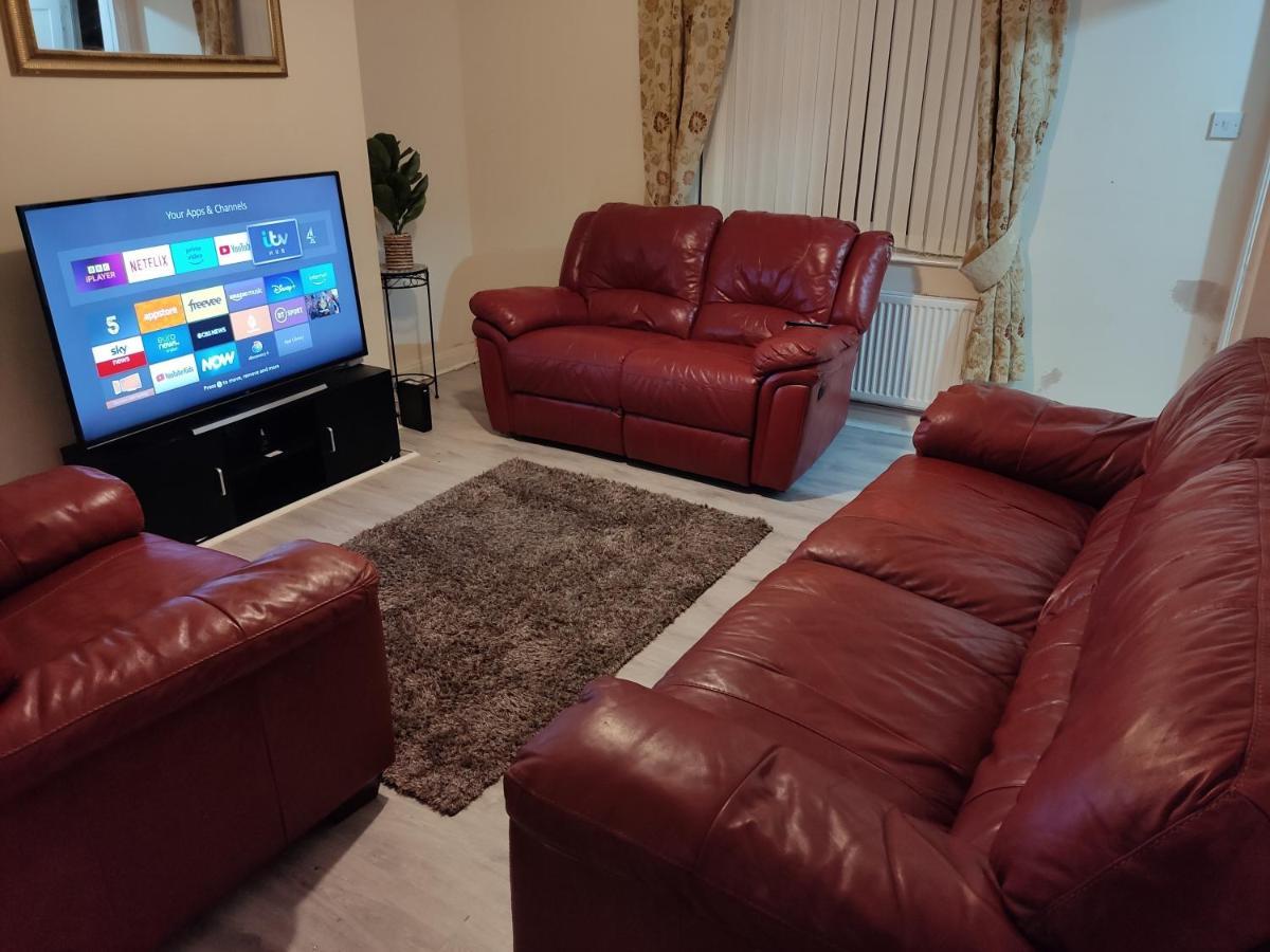 Cheerful 2-Bedroom Home With Off Street Parking ブラックプール エクステリア 写真