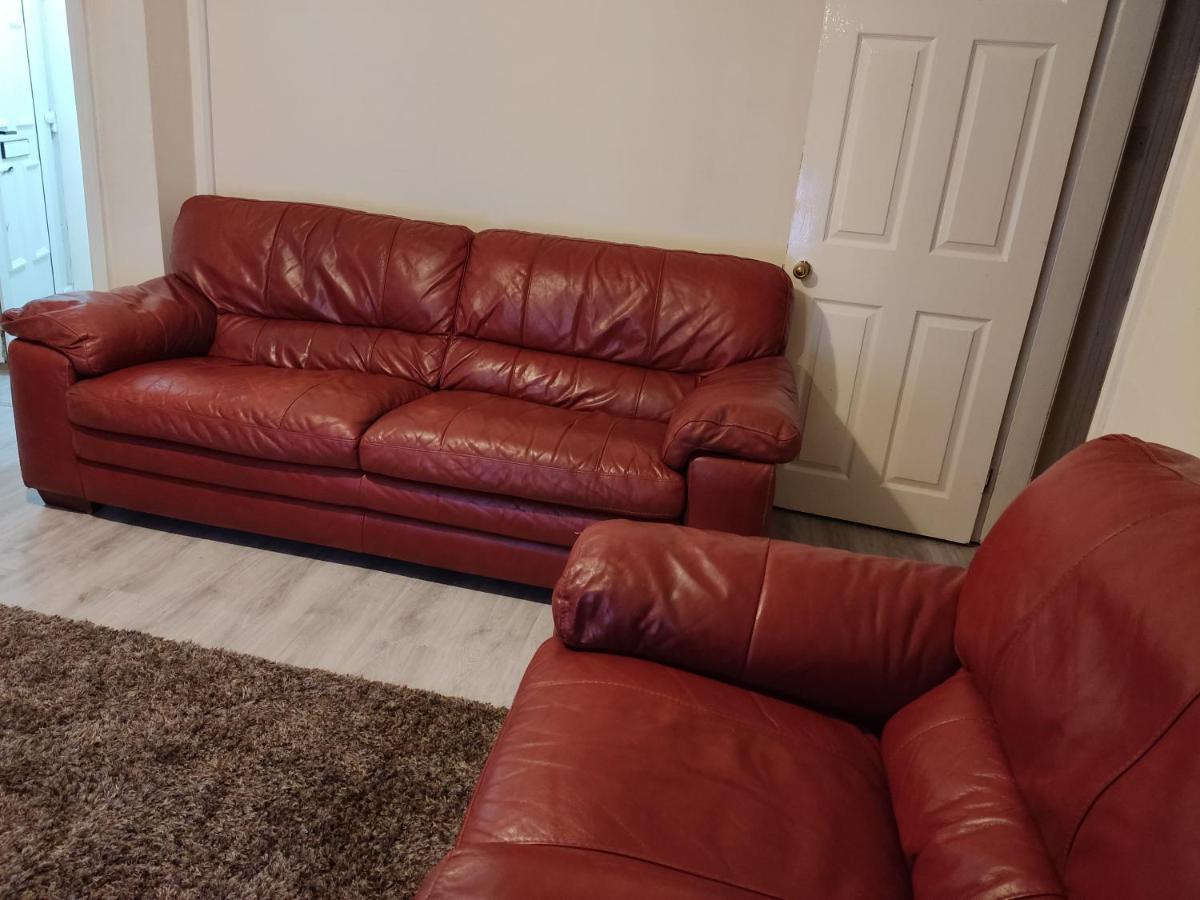 Cheerful 2-Bedroom Home With Off Street Parking ブラックプール エクステリア 写真