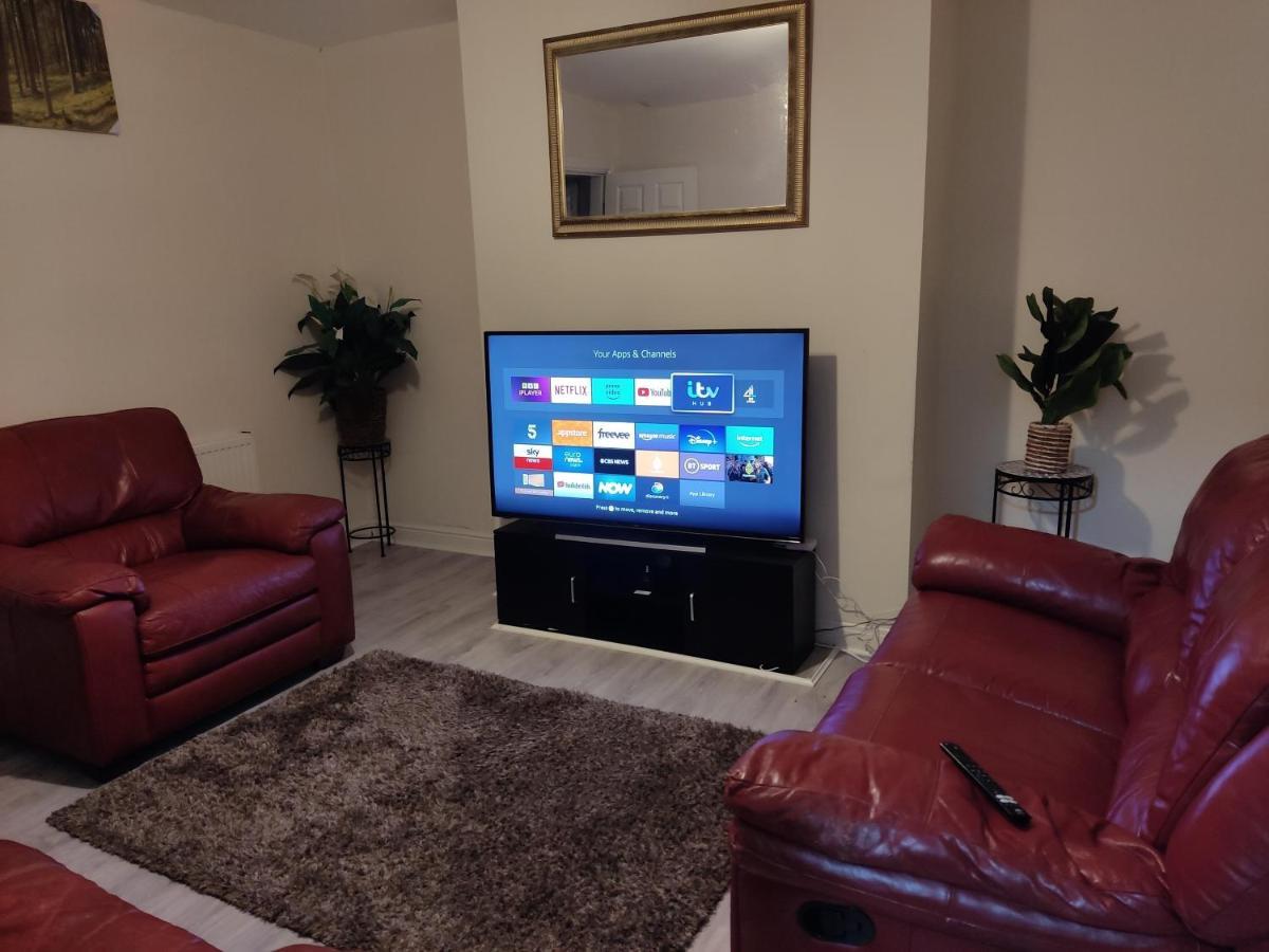 Cheerful 2-Bedroom Home With Off Street Parking ブラックプール エクステリア 写真