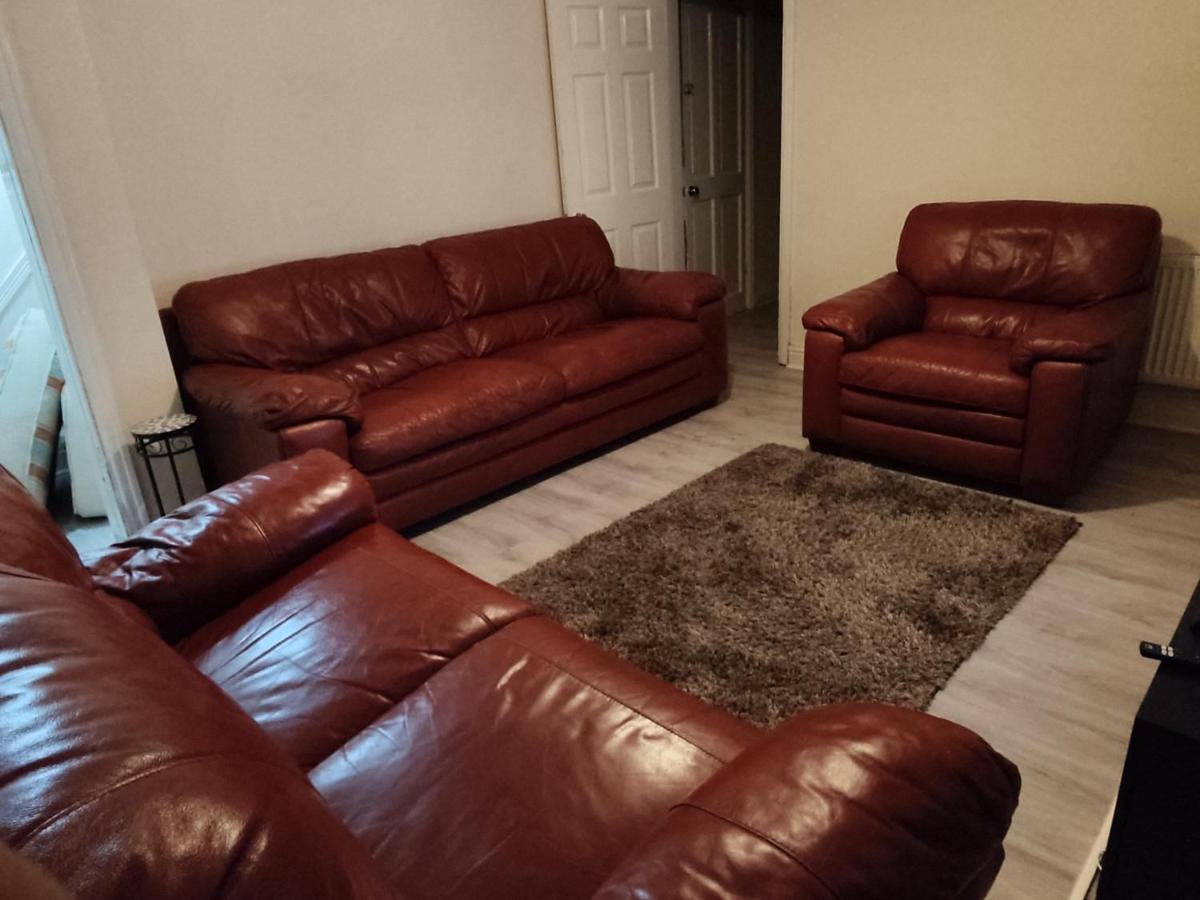 Cheerful 2-Bedroom Home With Off Street Parking ブラックプール エクステリア 写真