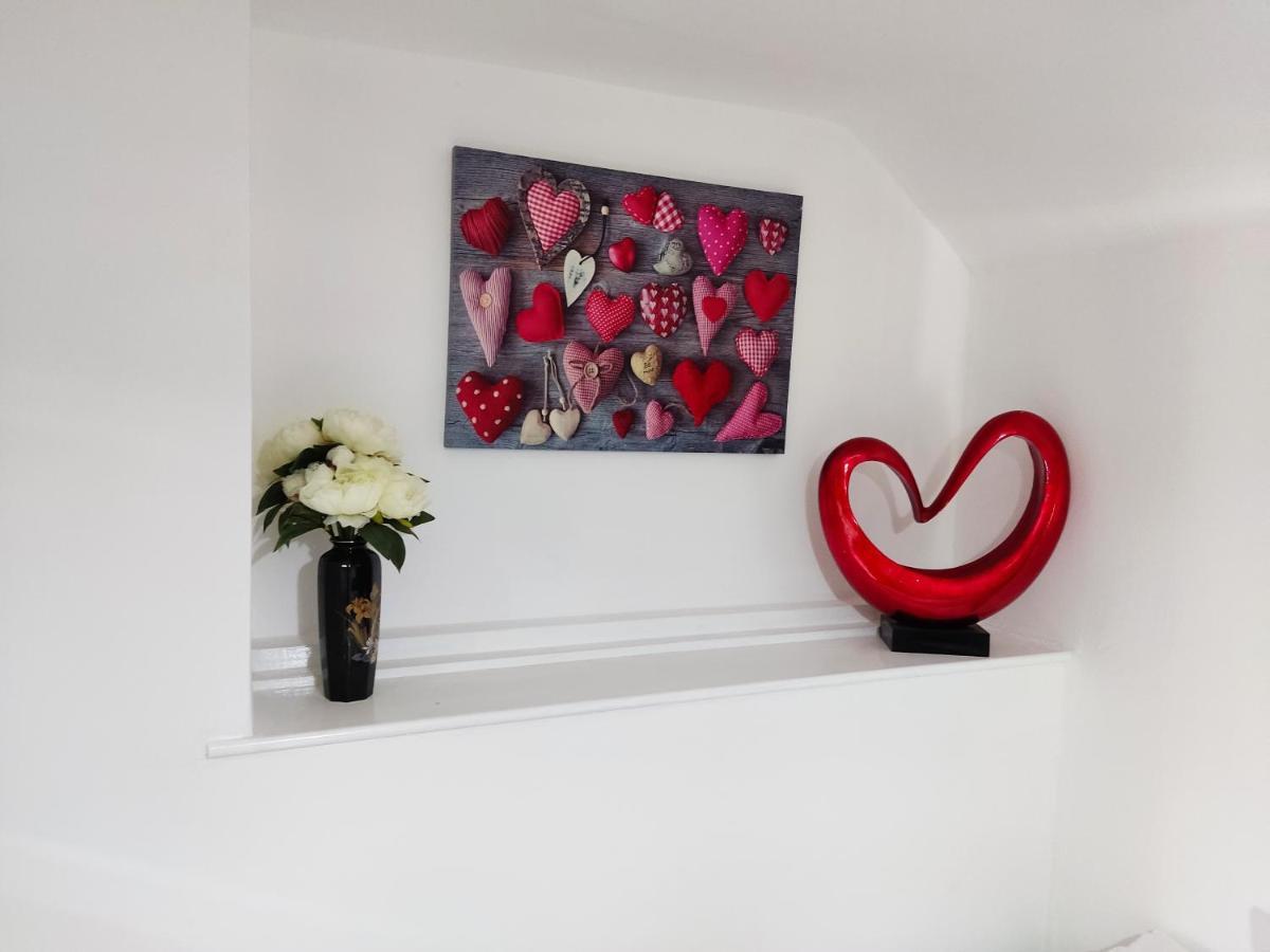 Cheerful 2-Bedroom Home With Off Street Parking ブラックプール エクステリア 写真