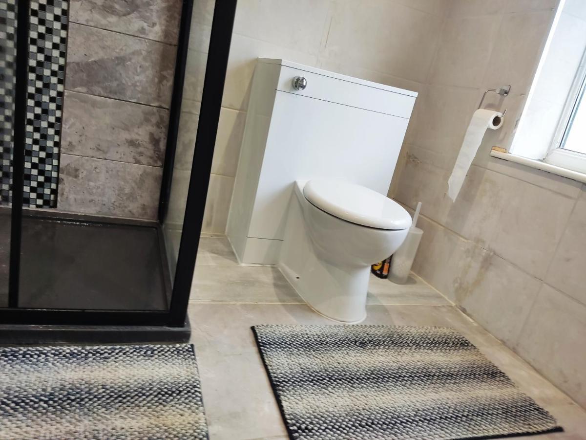 Cheerful 2-Bedroom Home With Off Street Parking ブラックプール エクステリア 写真
