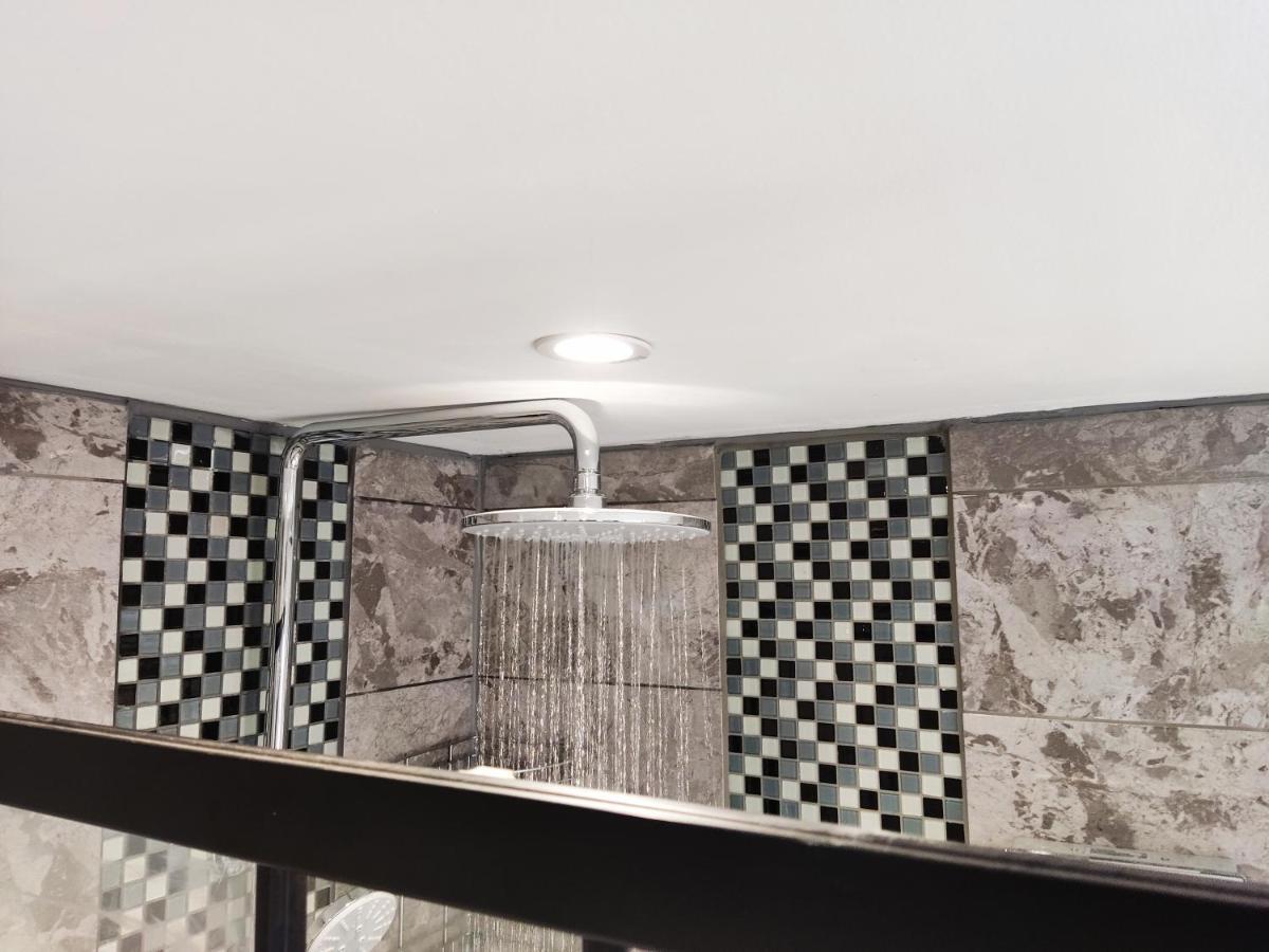 Cheerful 2-Bedroom Home With Off Street Parking ブラックプール エクステリア 写真